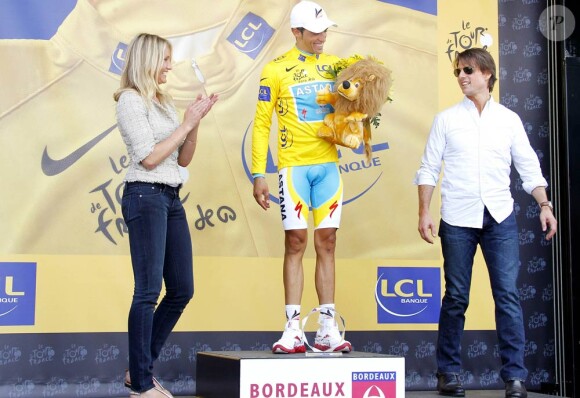 Tom Cruise et Cameron Diaz à l'arrivée de l'étape du Tour de France, à Bordeaux, le 23 juillet 2010.