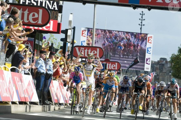 L'arrivée de l'étape du Tour de France et la victoire du sprinteur Mark Cavendish, à Bordeaux, le 23 juillet 2010.