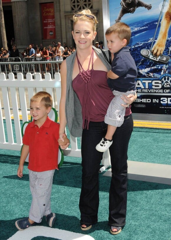 Melissa Joan Hart et ses fils lors de la première mondiale du film d'animation Comme chiens et chats : La Revanche de Kitty Galore, le 25 juillet 2010 à Hollywood
