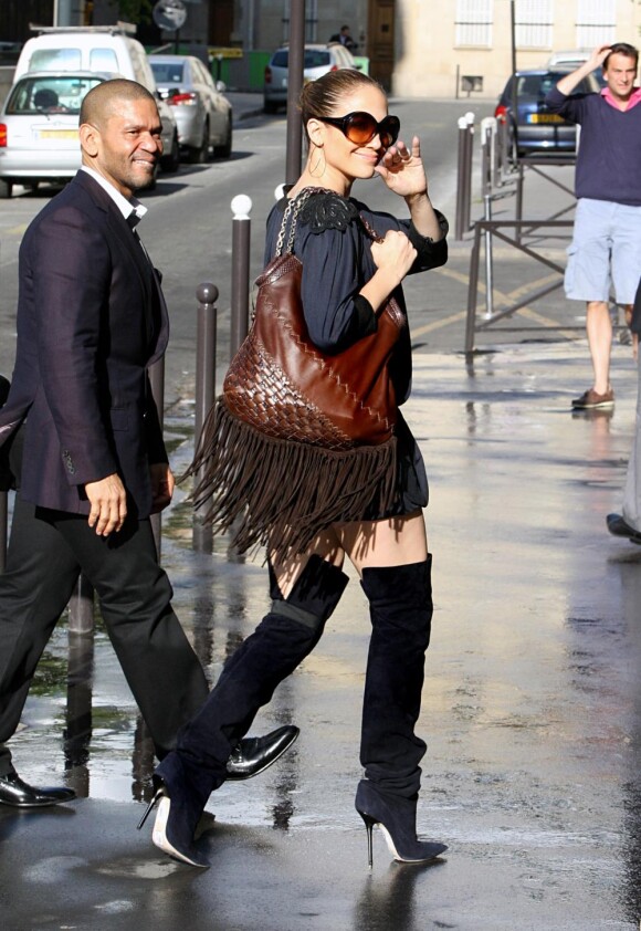 Jennifer Lopez avec le modèle cuissardes à talons de la collection de bottes "Choo 24:7", ainsi qu'avec le sac Tatum de Jimmy Choo.