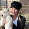 La chanteuse Shakira en Afrique du Sud, a rendu visite à des bébés lions