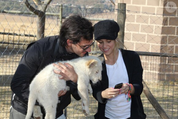 La chanteuse Shakira en Afrique du Sud, a rendu visite à des bébés lions