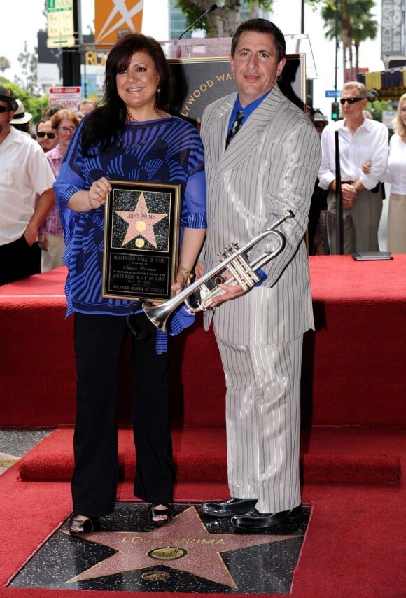 Lou et Lena inaugurent l'étoile de leur père, le jazzmen Louis Prima, sur le Walk of Fame à Los Angeles, le 5 juillet 2010