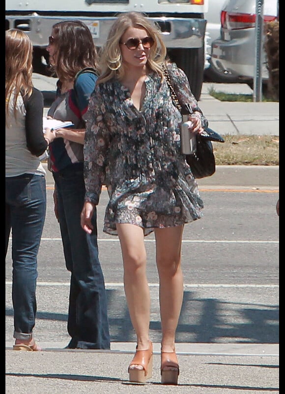Kristen Bell était à croquer dans une petite robe liberty associée à des sandales compensées camel et à un sac en vinyle noire.