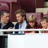 David Beckham avec ses fils Romeo et Cruz à Londres, lors de la rencontre Arsenal- Milan AC, le 31 juillet 2010