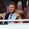 David Beckham avec son fils Romeo à Londres, lors de la rencontre Arsenal- Milan AC, le 31 juillet 2010