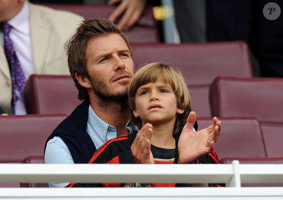 David Beckham avec son fils Romeo à Londres, lors de la rencontre Arsenal- Milan AC, le 31 juillet 2010