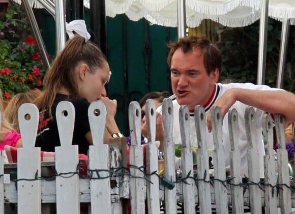 Quentin Tarantino déjeune avec une amie, à Los Angeles, le 25 juillet 2010