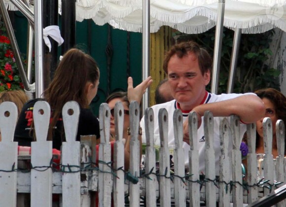 Quentin Tarantino déjeune avec une amie, à Los Angeles, le 25 juillet 2010