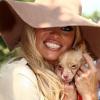 La ravissante Pamela Anderson donne de sa personne avec la PeTA pour l'adoption de chiens abandonnés, à la Nouvelle-Orléans, le 2 août 2010.