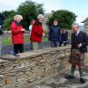 Début août 2010, la famille royale britannique a profité de vacances en toute quiétude au château écossais de Mey. L'occasion aussi de faire le tour des Western Isles. Le prince Charles, faisant bande à part, a aussi fait quelques visites.