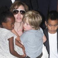 Angelina Jolie joue la maman-poule généreuse pendant que son Brad travaille enfin !