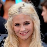 Pixie Lott : Au bord de la piscine, elle se montre très, très, TRES câline avec une amie !