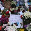 Les fans déposent des fleurs devant la demeure de Michael Jackson où il est décédé le 25 juin 2009