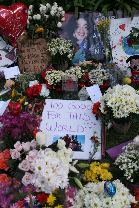 Les fans déposent des fleurs devant la demeure de Michael Jackson où il est décédé le 25 juin 2009