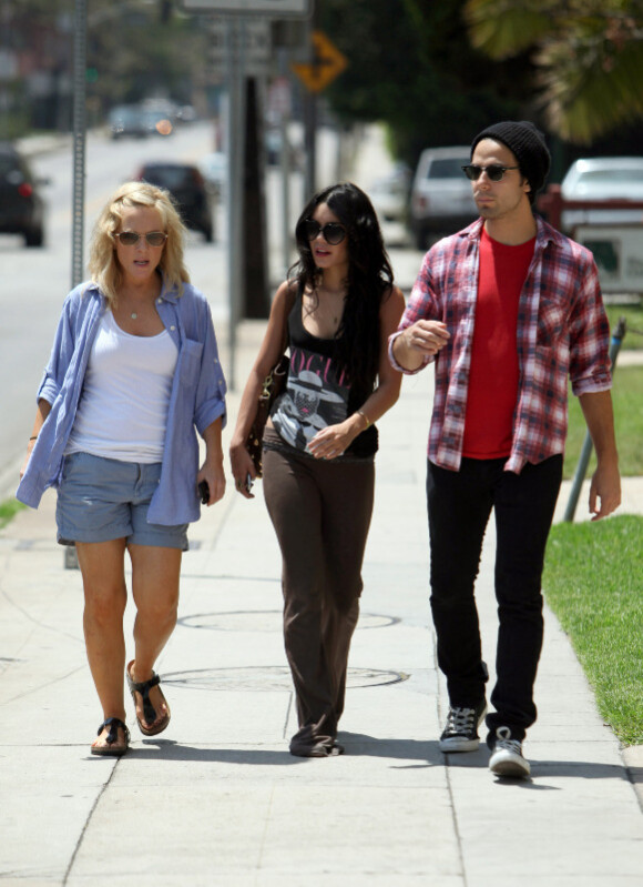 Samedi 31 juillet, Vanessa Hudgens se promène à Los Angeles avec deux amis : mais où est donc Zac Efron ?