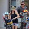 Naomi Watts, Liev Schreiber et leurs enfants en mode cyclistes ! 7/08/2010