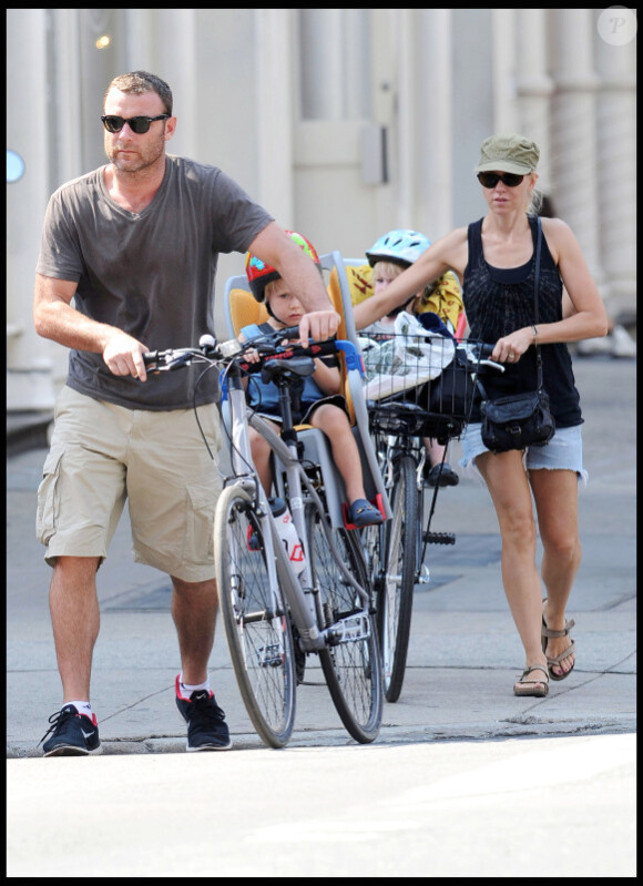 Naomi Watts, Liev Schreiber et leurs enfants en cyclistes ! 7/08/2010