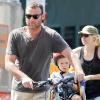 Naomi Watts, Liev Schreiber et leurs enfants en cyclistes ! 7/08/2010