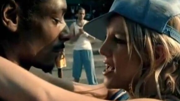 Snoop Dogg : Regardez-le faire un appel du pied à... Britney Spears !