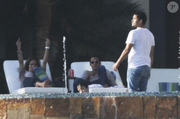 J-Lo, son époux Marc Anthony, et leurs enfants se reposent sous le soleil de Mexico. Juillet 2010