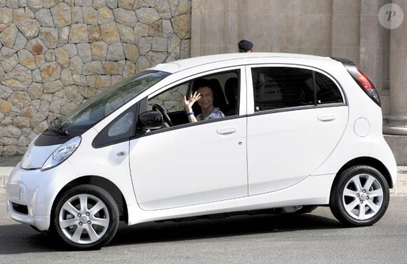 La reine Sofia conduit une voiture électrique à Palma de Majorque. 11/08/2010