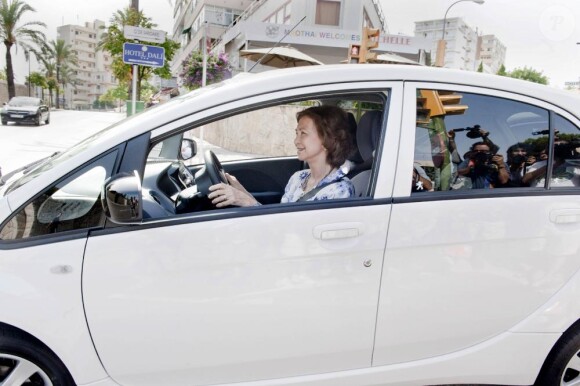 La reine Sofia conduit une voiture électrique à Palma de Majorque. 11/08/2010