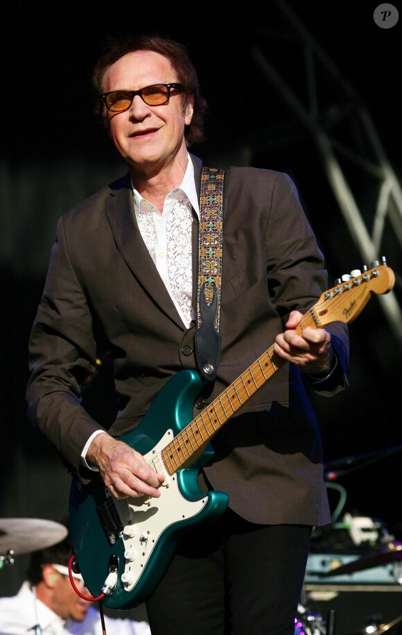 Ray Davies (photo : en concert en juillet 2010), l'ancien leader des Kinks, a convié de nombreuses guest stars pour un album à paraître revisitant des tubes tels que Sunny afternoon ou Lola !