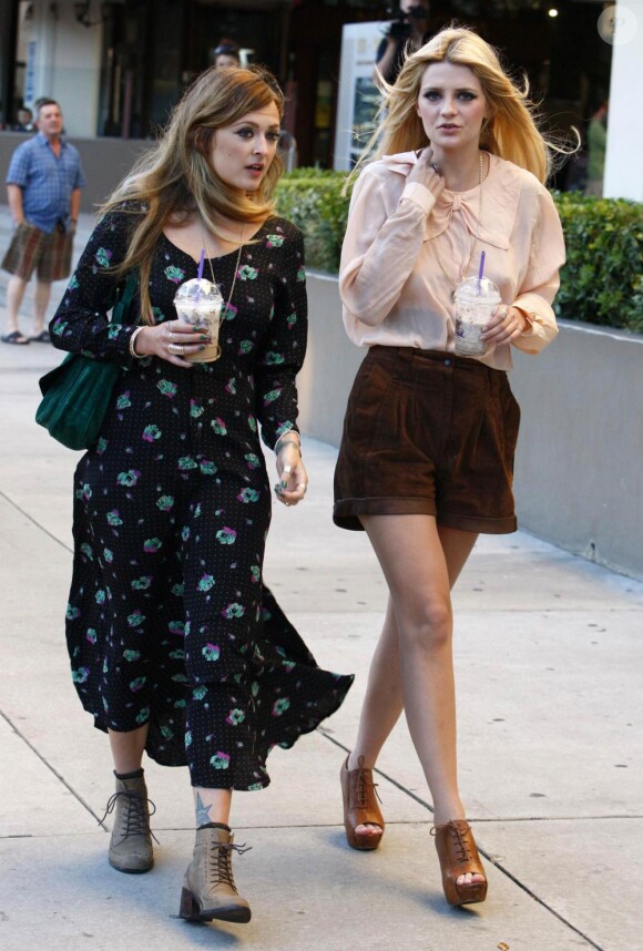 Mischa Barton et Fearne Cotton à Beverly Hills. La comédienne arbore un joli look. 15/08/2010
