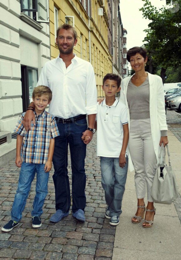 Nikolai et Felix de Danemark font leur rentrée des classes 2010/2011 ! Leur maman Alexandra et leur beau-père Martin les accompagnent. 16/08/2010