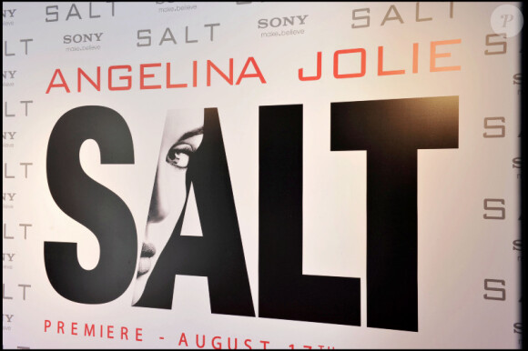 Angelina Jolie lors de la première de Salt à Paris le 17 août 2010 moulée dans une robe Pamella Rolland