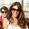 Elizabeth Hurley en vacances à Saint Tropez avec son mari Arun Nayar, son fils Damian, et un de ces amis, David Furnish, le 17 août 2010