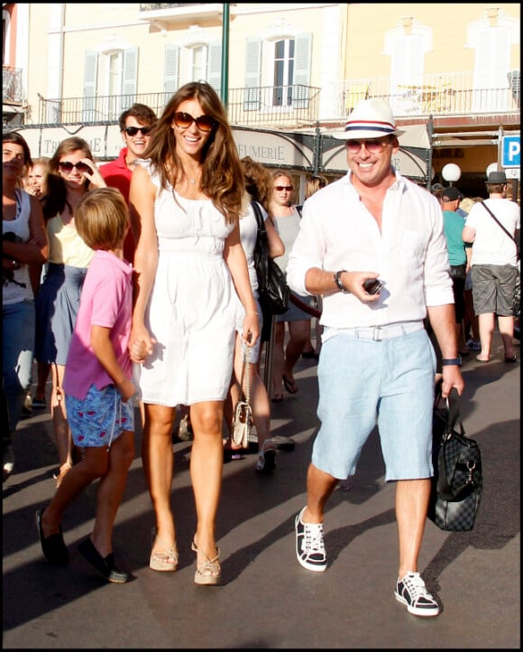 Elizabeth Hurley en vacances à Saint Tropez avec son mari Arun Nayar, son fils Damian, et un de ces amis, David Furnish, le 17 août 2010