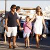 Elizabeth Hurley en vacances à Saint Tropez avec son mari Arun Nayar, son fils Damian, et un de ces amis, David Furnish, le 17 août 2010