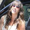Alanis Morissette, enceinte, se rend chez des amis à Los Angeles le 19 août 2010
