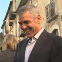 George Clooney : Regardez-le à la fois décontracté et sérieux dans son rôle magnifique !