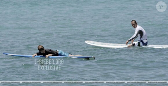 Justin Bieber s'essaye au surf à la Barbade
