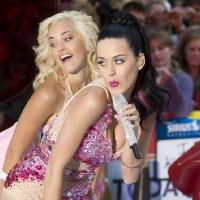 Katy Perry se prend pour une Barbie avec son look et son énorme sucette !