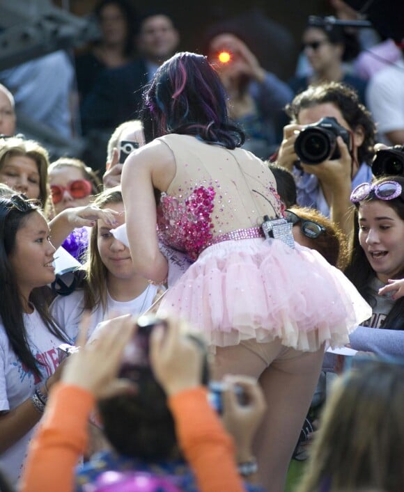 Katy Perry nous montre sa petite culotte !