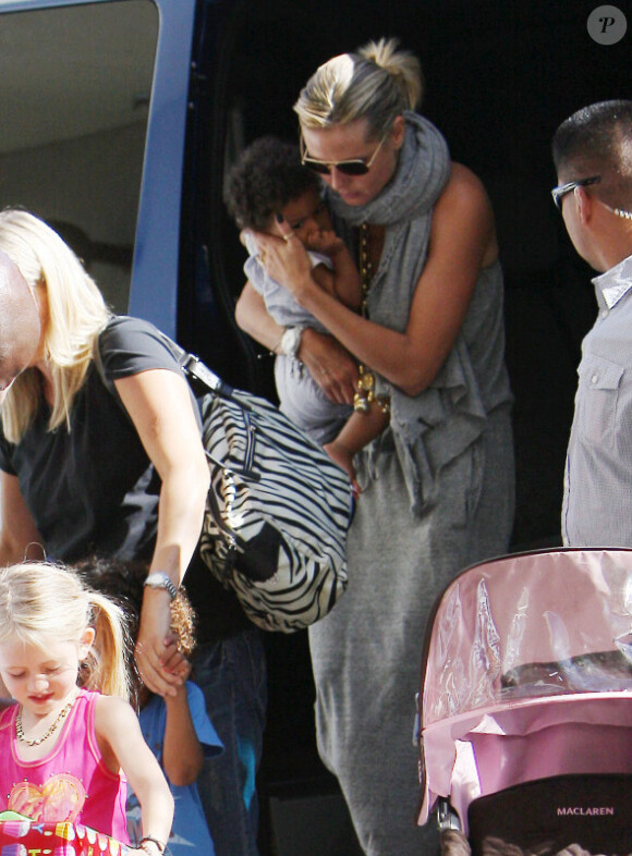 Heidi Klum s'occupe de Lou en arrivant à l'anniversaire de Romeo Beckham le 1er septembre 2010 à Los Angeles