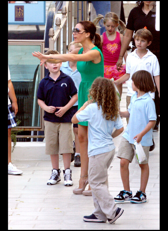 Victoria Beckham s'occupe de tous les enfants lors de la fête d'anniversaire de Romeo Beckham le 1er septembre 2010 à Los Angeles