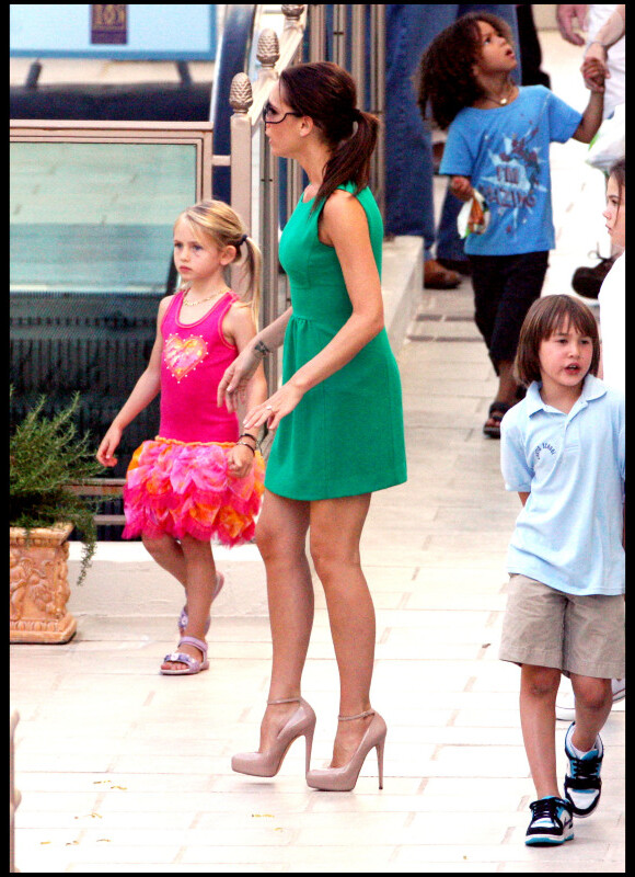 Victoria Beckham au côté de Leni, la fille d'Heidi Klum lors de la fête d'anniversaire de Romeo Beckham le 1er septembre 2010 à Los Angeles