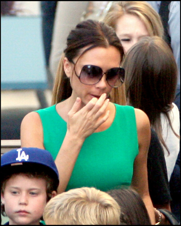 Victoria Beckham s'occupe de tous les enfants lors de la fête d'anniversaire de Romeo Beckham le 1er septembre 2010 à Los Angeles