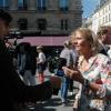 Florence Aubenas est venue apporter son soutien lors de la manifestation pour les deux journalistes enlevés en Afghanistan (Hervé Ghesquiere et Stéphane Taponier) qui s'est tenue Place de la Bourse le 2 septembre 2010 à Paris