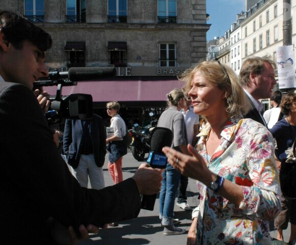 Florence Aubenas est venue apporter son soutien lors de la manifestation pour les deux journalistes enlevés en Afghanistan (Hervé Ghesquiere et Stéphane Taponier) qui s'est tenue Place de la Bourse le 2 septembre 2010 à Paris
