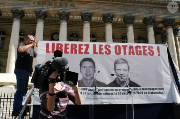Manifestation pour les deux journalistes enlevés en Afghanistan (Hervé Ghesquiere et Stéphane Taponier) qui s'est tenue Place de la Bourse le 2 septembre 2010 à Paris