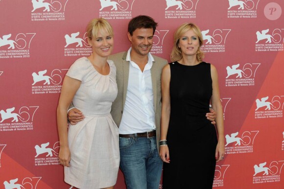 Judith Godrèche, François Ozon et Karin Viard, lors du photocall de Potiche à la 67e Mostra de Venise, le 4 septembre 2010.