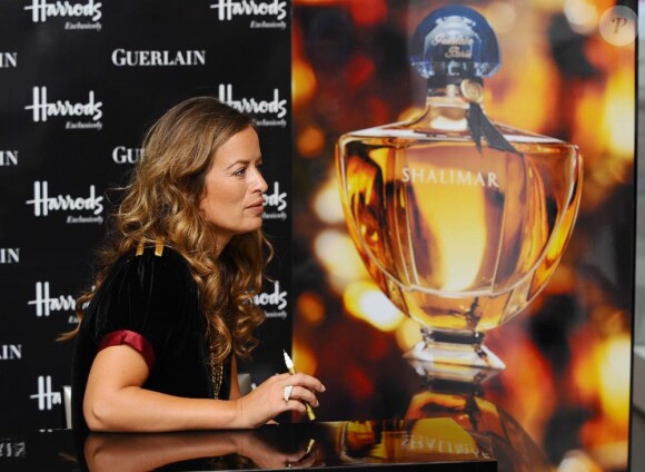 Jade Jagger présente le nouveau flacon du parfum Shalimar, imaginé par  elle-même à l'occasion des 85 ans de la fragrance. 8/09/2010