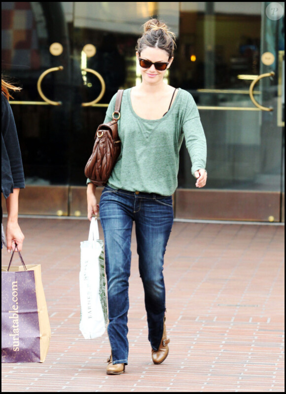 Rachel Bilson fait du shopping avec une amie dans Glendale en Californie le 7 septembre 2010