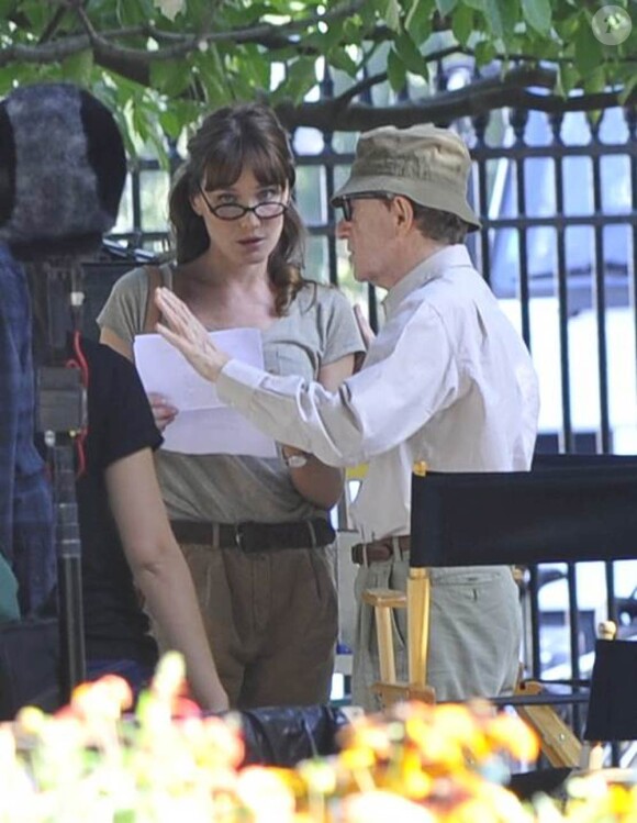 Carla Bruni-Sarkozy sur le tournage de Minuit à Paris, réalisation de Woody Allen, en juillet 2010. Une participation de la Première dame qui serait une très bonne affaire pour le cinéaste...
